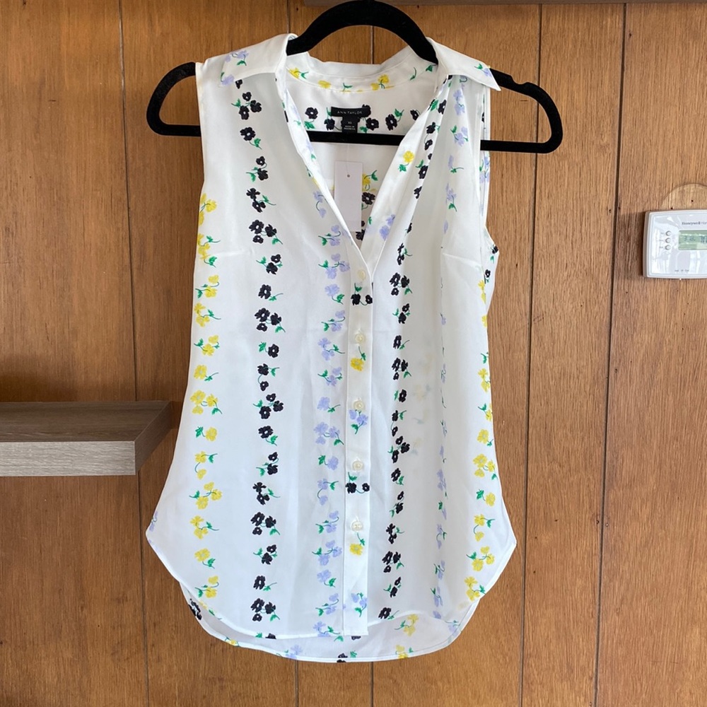 New Ann Taylor sleeveless blouse, white, floral- xs